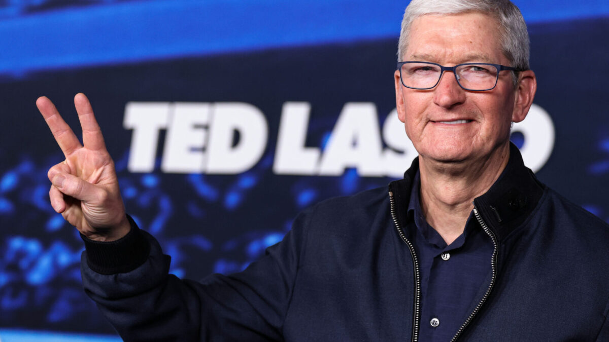 Тим Кук го напушти Apple: Пристигнуваат нов шеф и прв преклопен iPhone