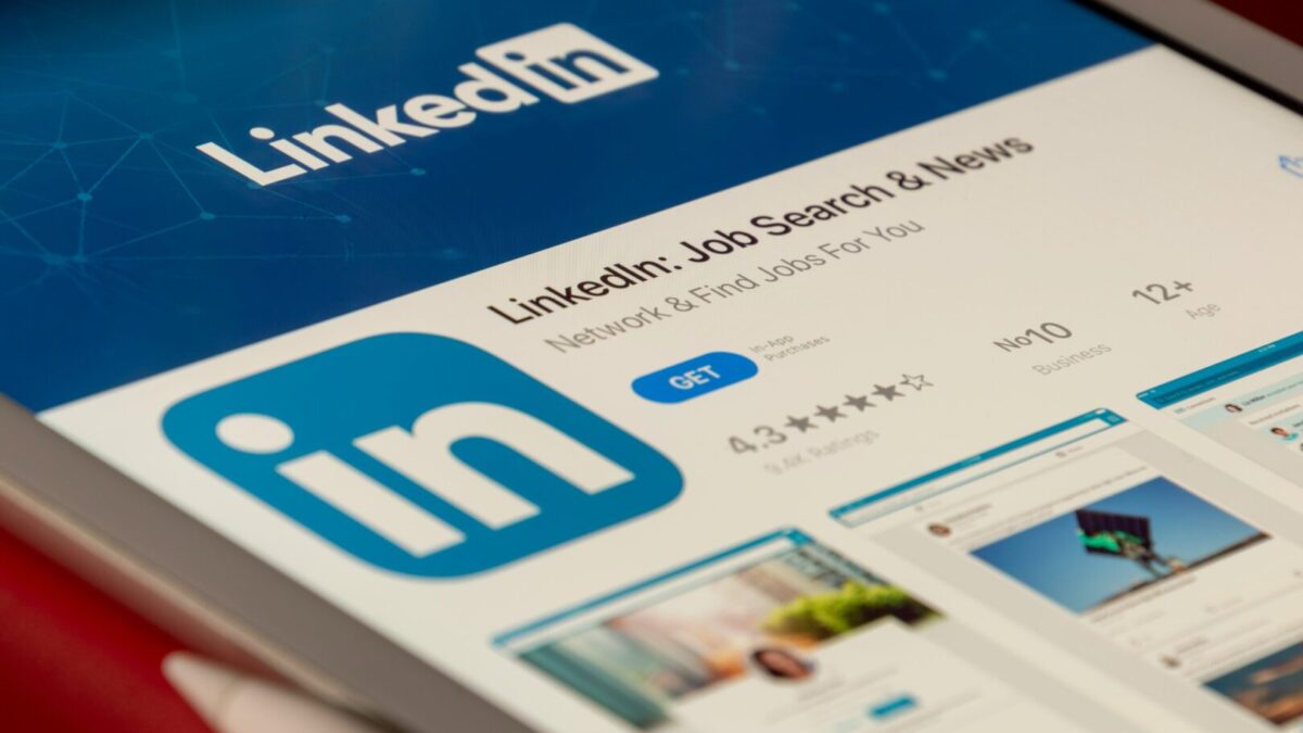 LinkedIn воведува нови мерки: Застанува на пат на лажните профили и биографии